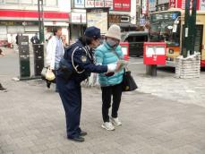 「うまい話にご用心」厚木駅前で「うまい棒」配る　闇バイトや特殊詐欺の注意喚起