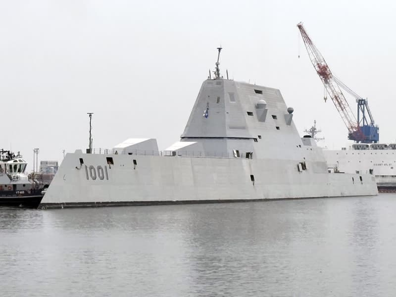 横須賀に最新鋭ステルス駆逐艦が入港 米海軍の「マイケル・モンスーア