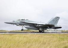 爆音響かせ「タッチ・アンド・ゴー」 硫黄島で米空母艦載機のFCLP公開