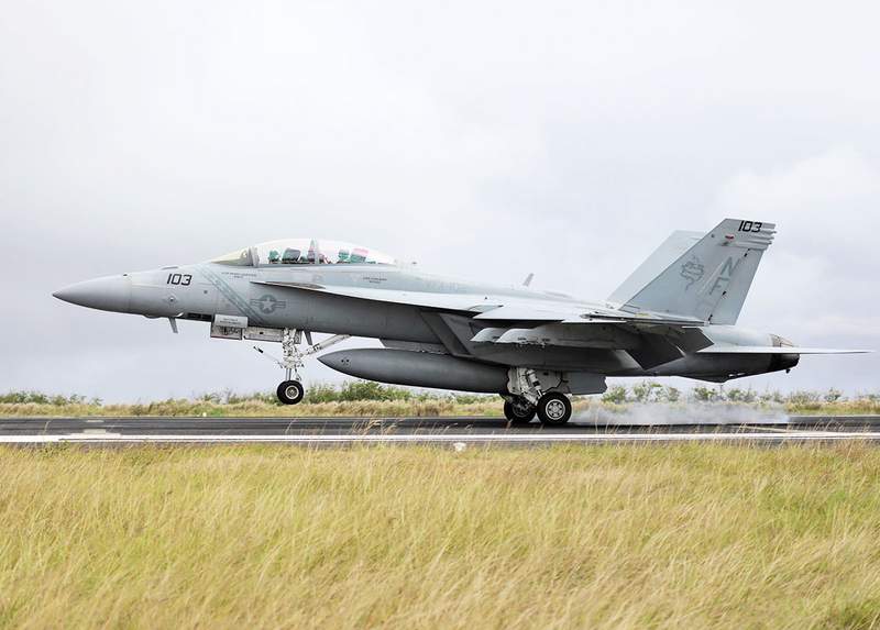 米軍実物 空母 LSO LPU ライフプリザーバ 救命胴衣 米海軍 戦闘機攻撃機 爆音響かせ「タッチ・アンド・ゴー」 硫黄島で米空母艦載機のFCLP公開