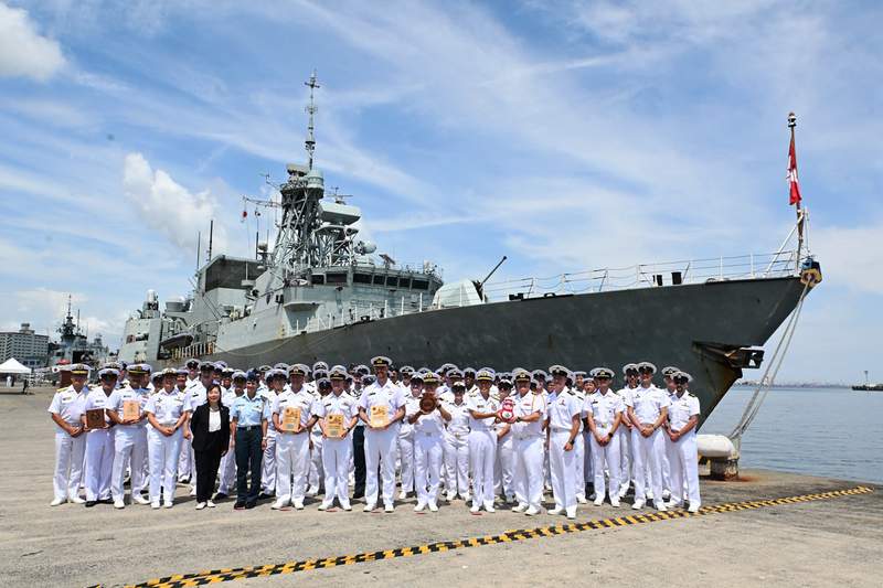 海上自衛隊横須賀基地、カナダ海軍艦隊フリゲート艦など3隻寄港 燃料や