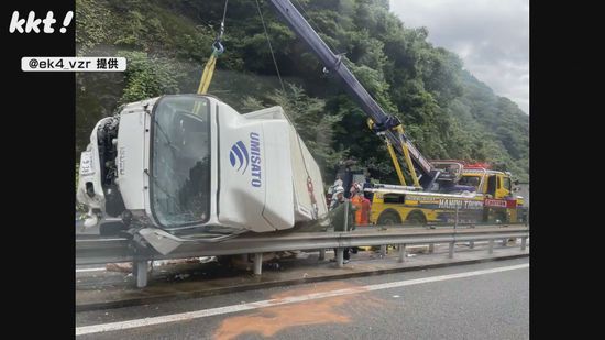 ｢釣りエサ｣が散乱 スリップか?九州道でトラックが中央分離帯に衝突し横転