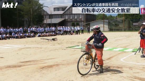 スタントマンが実際の交通事故を再現 阿蘇の高校で自転車運転の交通安全教室