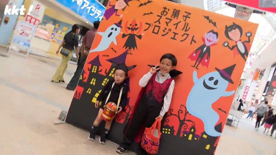 仮装した子どもたちにお菓子をプレゼント 熊本市の繁華街でハロウィーンイベント