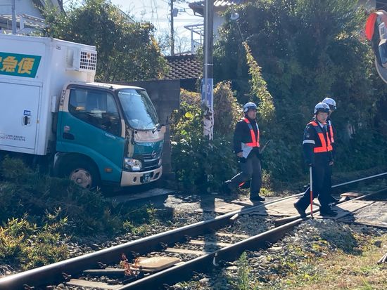 ｢停止して列車の通過を待っていた｣遮断機ない踏切でトラックと熊本電鉄列車が衝突