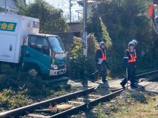 遮断機ない踏切でトラックと熊本電鉄列車が衝突 トラックは停止し列車の通過を待っていた