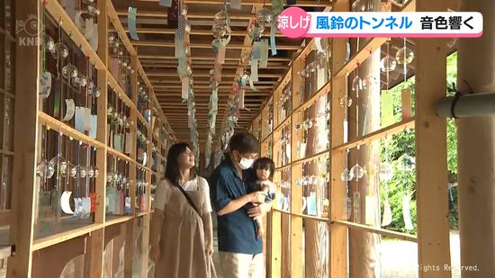 涼やかな風鈴のトンネル　射水市の櫛田神社に