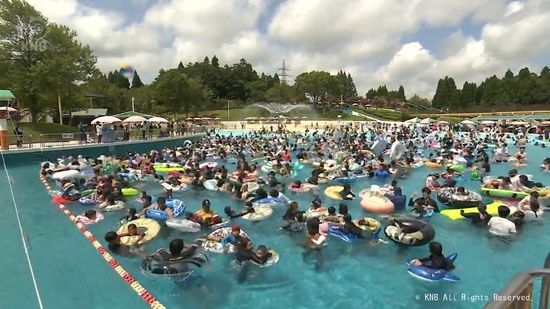 お盆休み　プール賑わう　射水市太閤山ランド