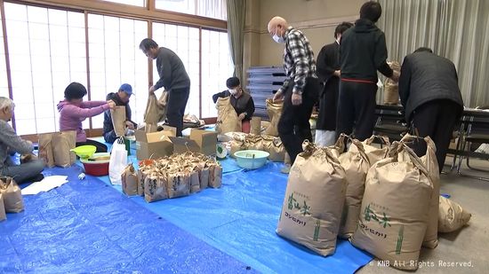 被災地・能登へ富山から支援米　心をこめて袋詰め