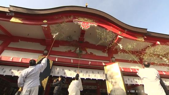 富山市の日枝神社で年末恒例の「すす払い」