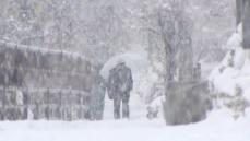 富山県内平野部でも雪　富山地鉄立山線は雪で電車が立ち往生　一部区間で運転見合わせ