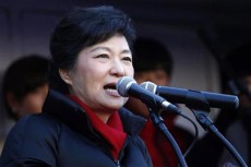 朴槿恵就任１年、韓国内で広まる「処女だから融通効かない論」