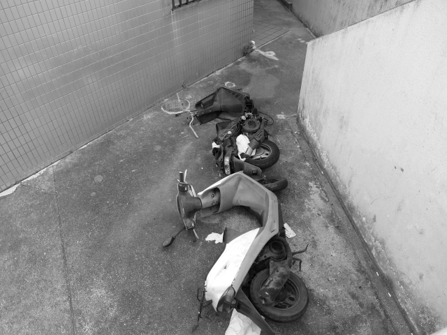 犯人を２時間で特定！　ネット警察がデジタル逮捕した「故意にバイク倒し男」の正体と余罪の可能性