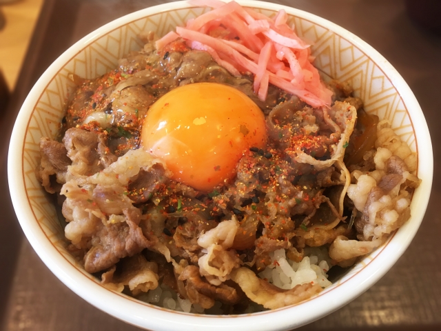 吉野家に「牛丼、無料じゃないのか！」の声　災害時に民間企業は必ず無料で商品を配るべきなのか論争