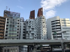 取り壊し間近！？ 珍建築「中銀カプセルタワービル」に潜入！　そこには空想の中の未来があった！｜Mr.tsubaking