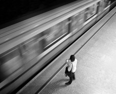 「ホーム端で歩きたがる人」現役地下鉄駅員によるトウキョウ駅ナカ日記
