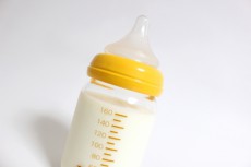 加藤紗里、生後１ヶ月の我が子に「ディオールの哺乳瓶」で炎上　もはや無双状態！