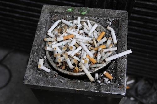 明石駅前で公共の喫煙所でタバコを吸っていたとしてタクシー運転手を出入り禁止に　またもや禁煙・喫煙論争に