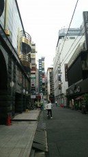 歌舞伎町で女性が飛び降り自殺　通行人の男性は大怪我　彼女が最後に口にしていた言葉とは