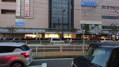 戦後かよ 富山駅前でマクドナルドの 三角チョコパイ の無料配布に１２００人が殺到 記事詳細 Infoseekニュース