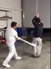 ものすごい動画！　従業員が両手を縛られ吊るされ鉄パイプで殴打　西日本企業の工場で起きていること