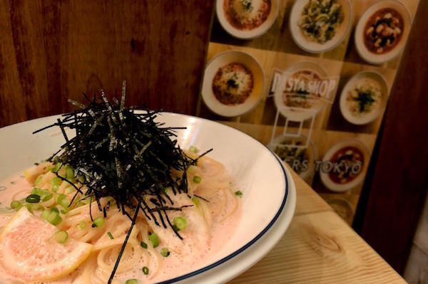 生麺か乾麵、どちらがお好み？　もったり明太子クリームとスライスレモンのパスタに故郷を感じる...｜ビバ★ヒルメシッ！