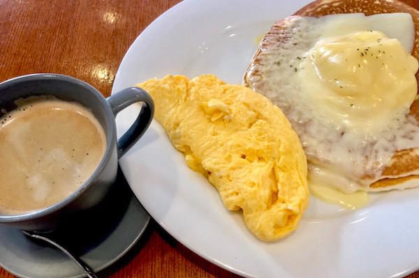 パンケーキブームに流されない！　お家で食べていたパンケーキを思い出す懐かしい味｜ビバ★ヒルメシッ！