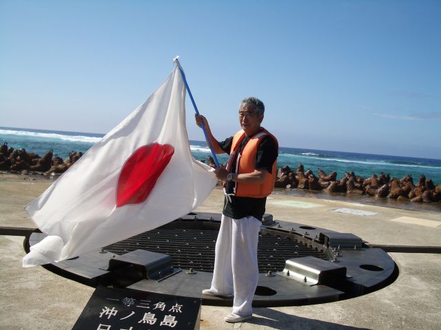 石原慎太郎が沖ノ鳥島上陸で見せた余裕の無さ 岩じゃない 小さい島なんだよ 記者に怒りをぶつけた元都知事のパフォーマンス 記事詳細 Infoseekニュース