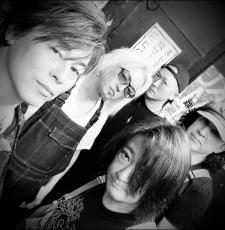 米英も人気のバンドの元ボーカル とＧＡＣＫＴの元サポートベーシスト が横浜のバンドムーブメントを