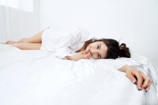 ３割の女性が睡眠に不満...米で人気高まる「リラックス飲料」は期待できるのか？