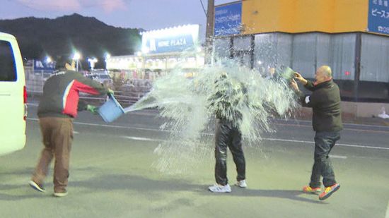 お返しは…なんと「水かけ」！伝統行事“盗餅”楽しみながら伝統を守る～下関・豊浦町～