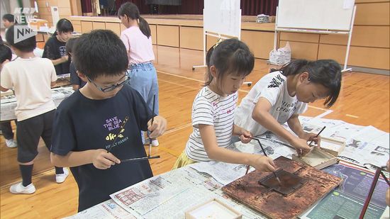 室町時代から伝わる伝統工芸「大内塗」山口市の小学4年生100人が体験
