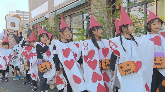 ハロウィーンを前に園児がパレード！歯医者さんでもらったのは、お菓子ではなく…？