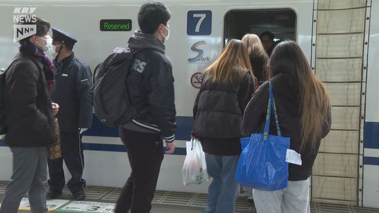 正月をふるさとなどで過ごした人たちのUターンラッシュがピークに…JR新山口駅のホームは、大きな荷物を持った家族連れや見送りの人たちで混雑