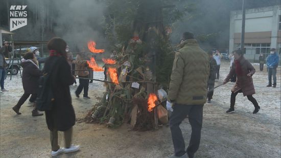 1年の無病息災を祈る「どんど焼き」…周南市和田地区では盛大なもちまきも！