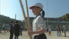 上級生が披露！妙技、片足ぴょんぴょん　山口市の小鯖小学校で伝統の竹馬大会