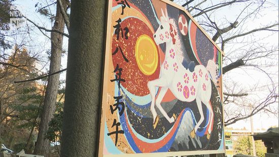 2026年「丙午」を力強く！中学生が描く縦1.8メートルの巨大絵馬