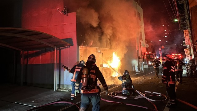 高松市中野町で鉄骨3階建ての住宅が全焼　男女2人が死亡「爆発音がして黒い煙が…」と通報