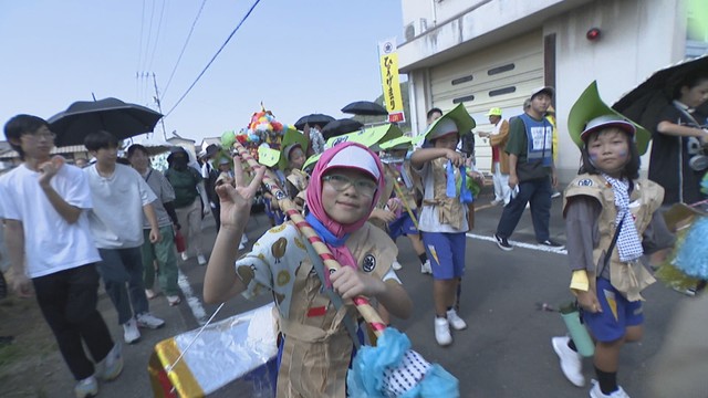 農作物の豊作を願って地域住民らが奇抜な化粧と衣装で練り歩く祭り「ひょうげ祭り」が高松市で行われる