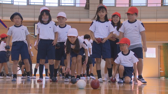 パラリンピック正式種目「ボッチャ」を高松市の小学生が体験　パリでは混合団体で銅メダル