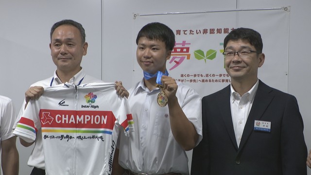 高校から自転車競技を始め…高2でインターハイ優勝！　岡山工業高校・大賀翔輝選手が教育長を表敬訪問「スポーツでご飯を食べていきたくて」