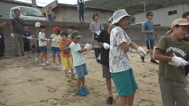 子どもたちが地引き網漁を体験　力を合わせて網を引き上げ　香川・小豆島町