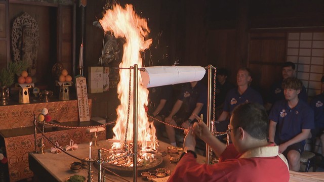 B3トライフープ岡山が灼熱の「護摩行」　新シーズン開幕を前に必勝祈願