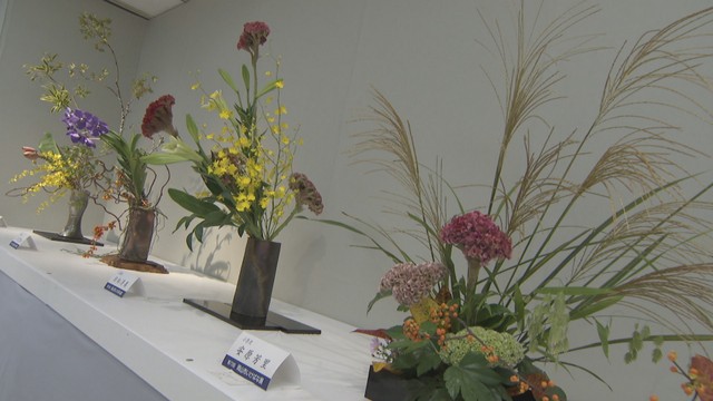 秋の花々が会場を彩る…岡山市のデパートで生け花の展示会　10流派の作品を展示