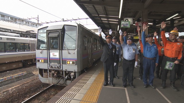 森の芸術祭　晴れの国・岡山が開幕　津山行きの特別列車が出発