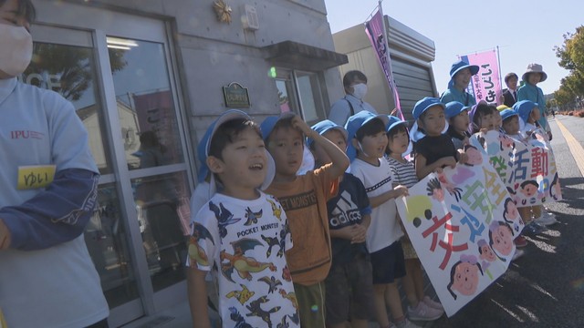 手作りの横断幕を掲げ　園児らが交通安全を呼び掛け　岡山市