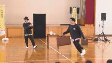 パフォーマーが小学校で大道芸を披露　大道芸フェスタの開催前に　高松市