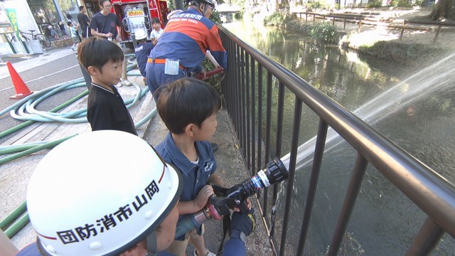 西川沿いがホコテンに　災害・救助を体験するイベント開催　岡山