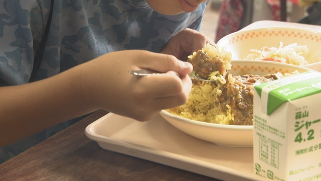 子どもたちが地元食材だけを使った給食を楽しむ　インディカ米や野菜など12食材　岡山・真庭市