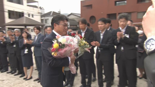 高梁市の石田芳生新市長が初登庁「市民目線で財政見直す」　岡山